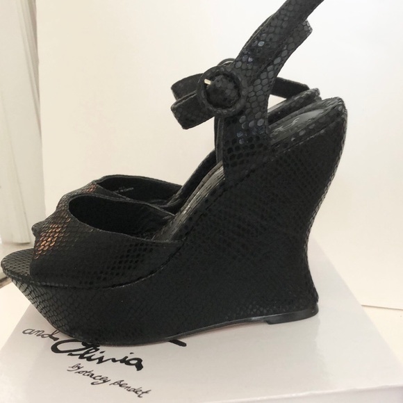 ⭐️LIKE NEW ⭐️Alice and Olivia Wedge⭐️ - Picture 7 of 14